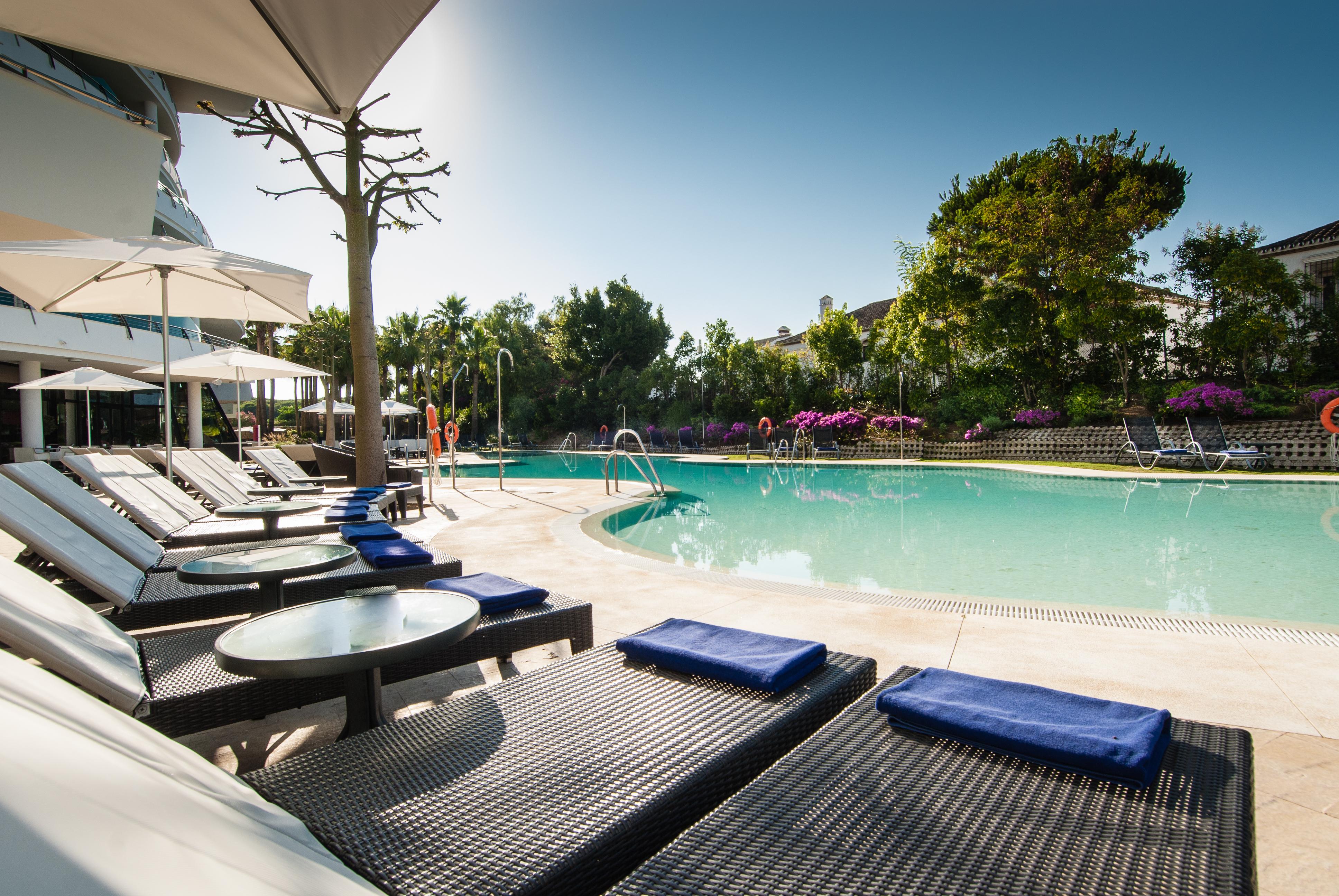 Отель Senator Banus (Adults Only) Эстепона Экстерьер фото The pool at the Four Seasons Hotel