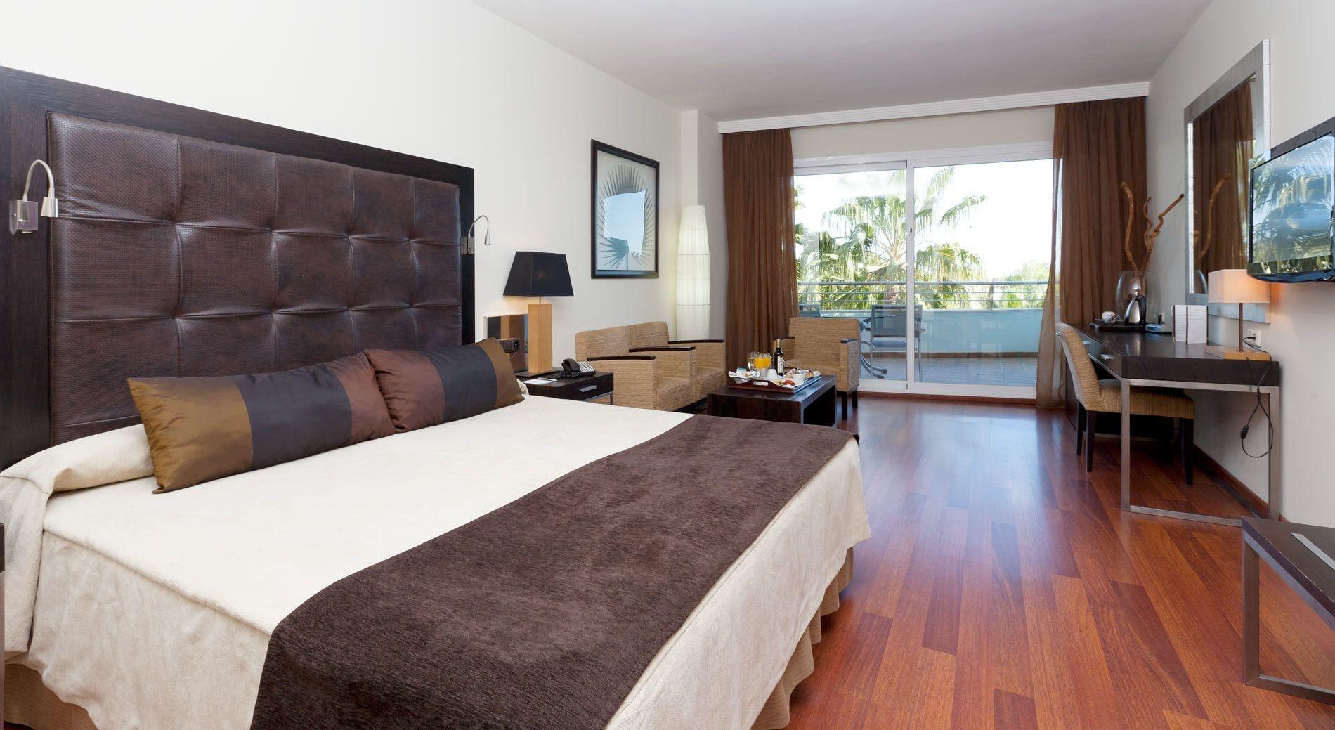 Отель Senator Banus (Adults Only) Эстепона Экстерьер фото A room at the hotel