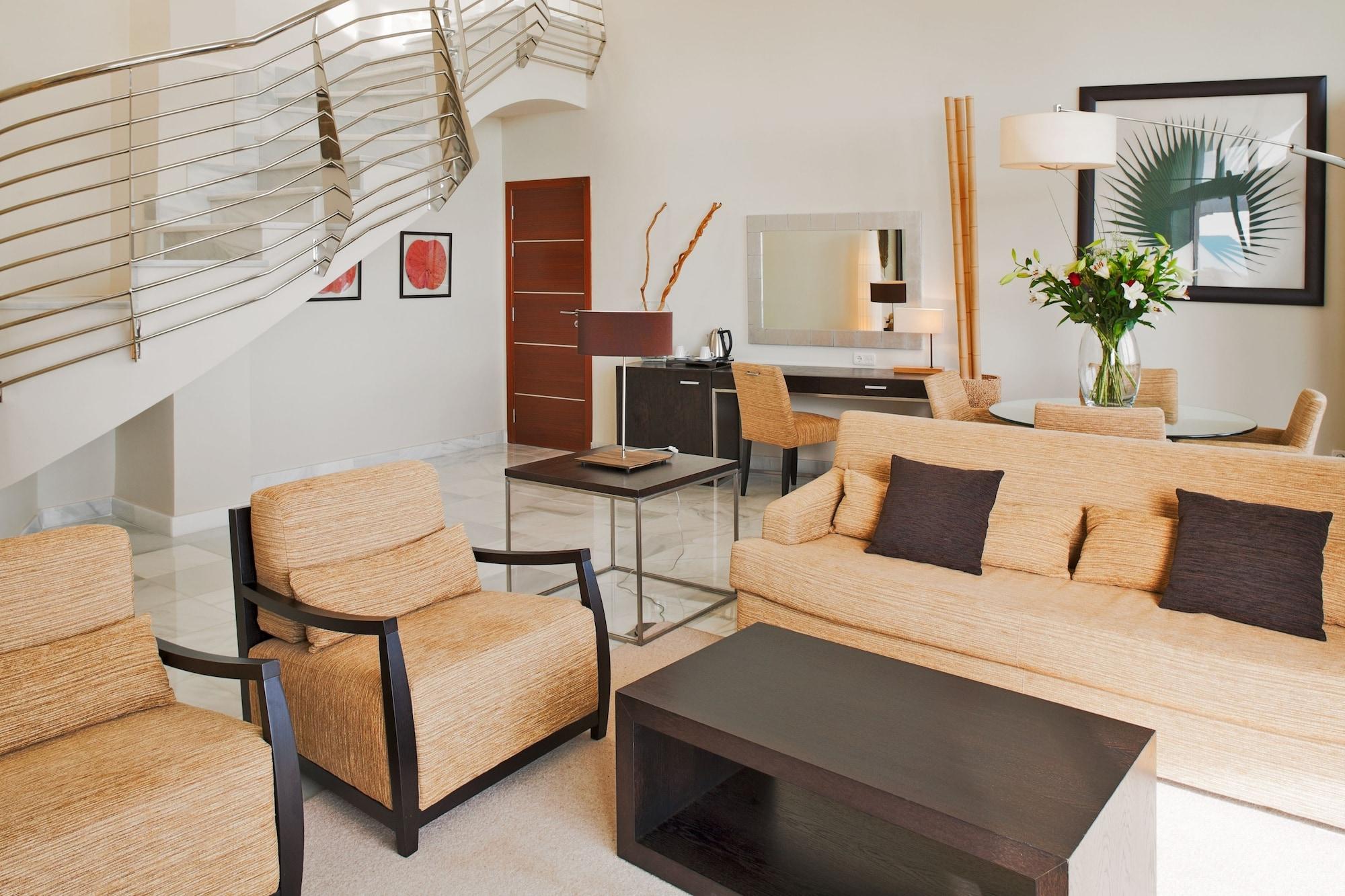 Отель Senator Banus (Adults Only) Эстепона Экстерьер фото A living room