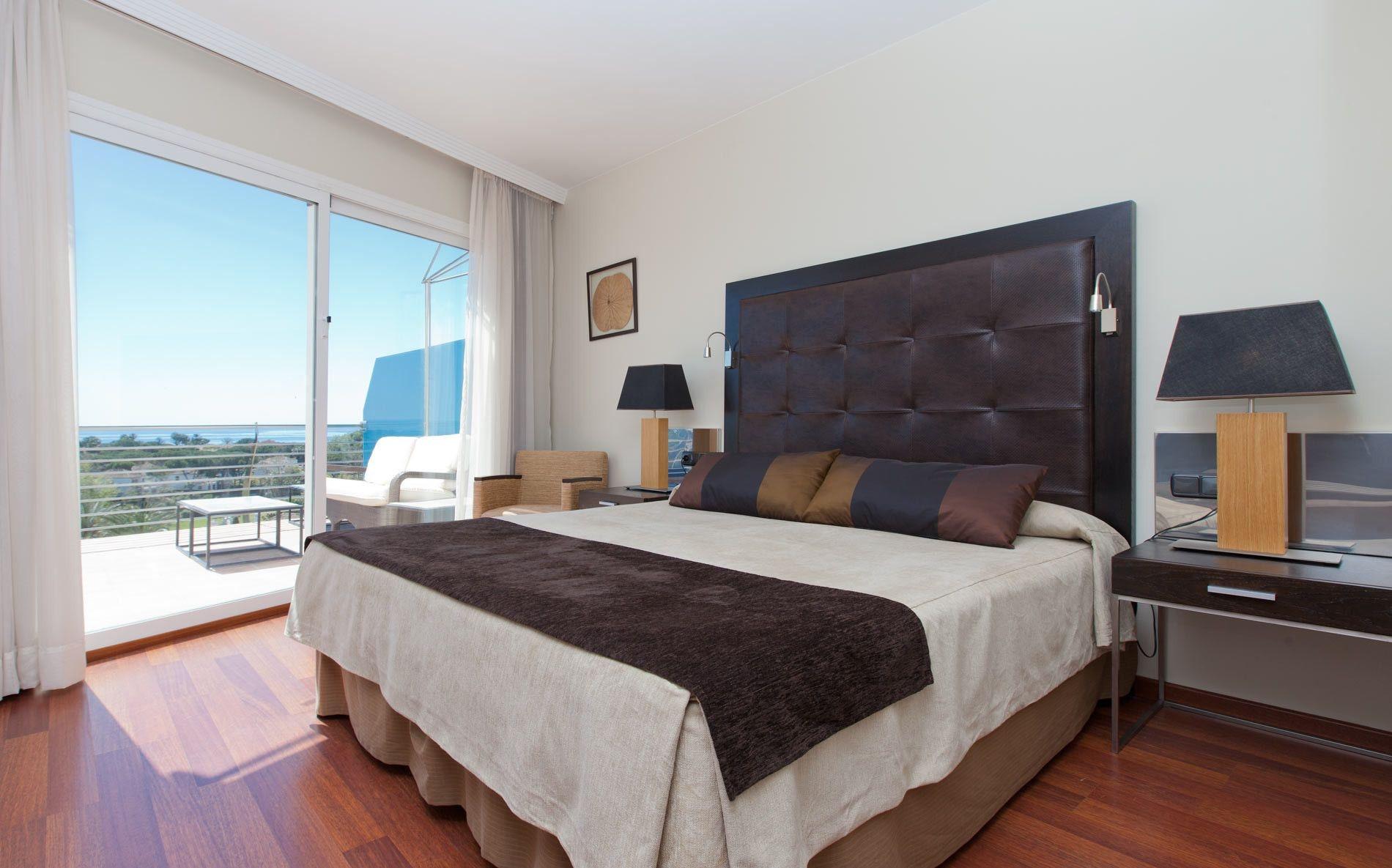 Отель Senator Banus (Adults Only) Эстепона Экстерьер фото A bedroom in a hotel