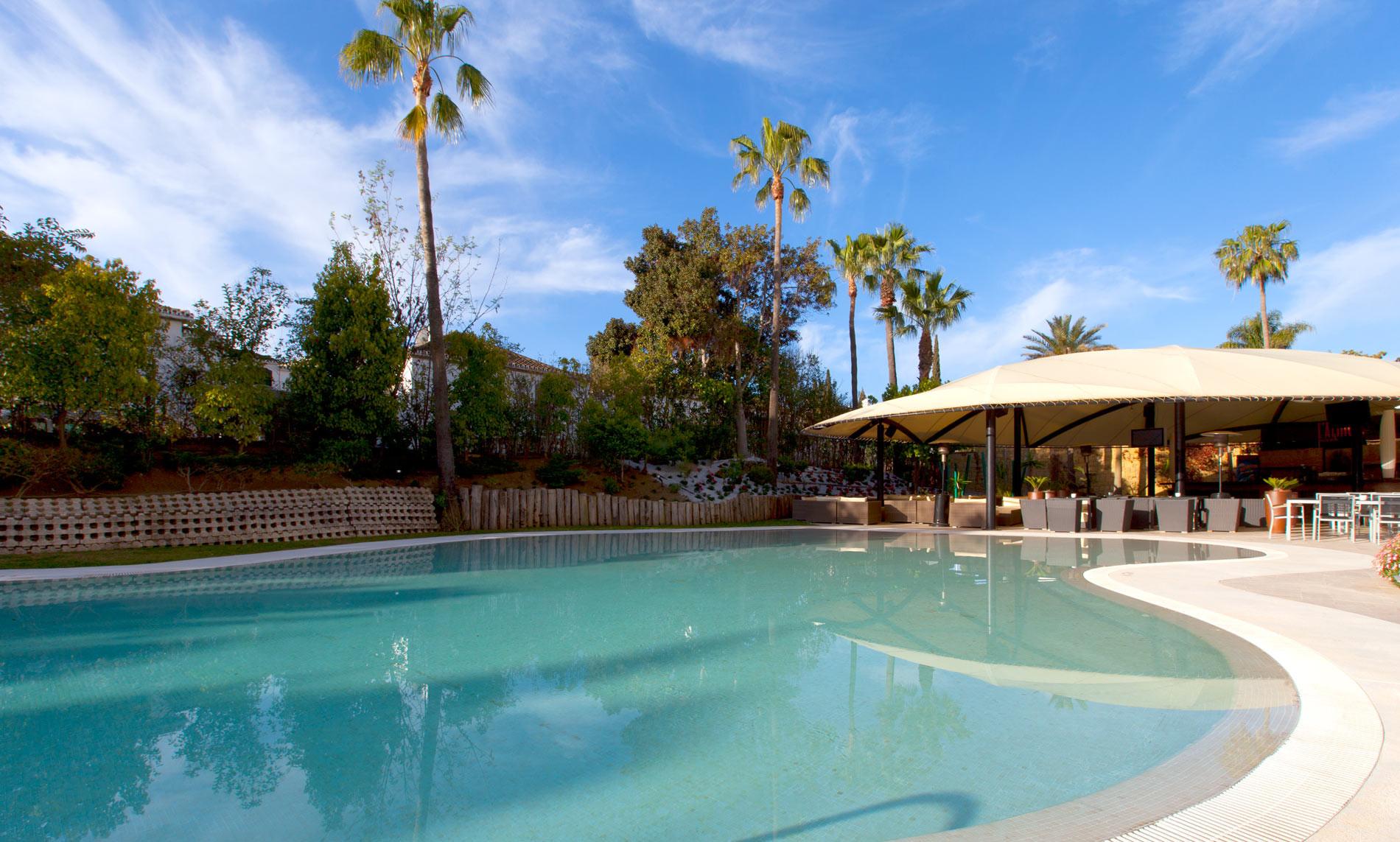 Отель Senator Banus (Adults Only) Эстепона Экстерьер фото The swimming pool at the hotel