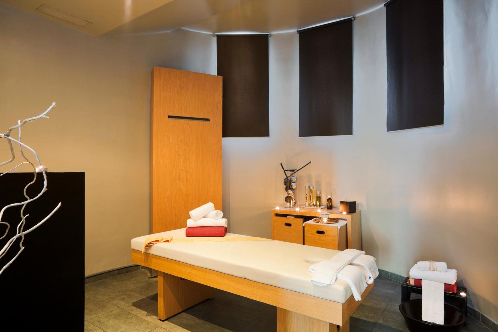 Отель Senator Banus (Adults Only) Эстепона Удобства фото A massage bed