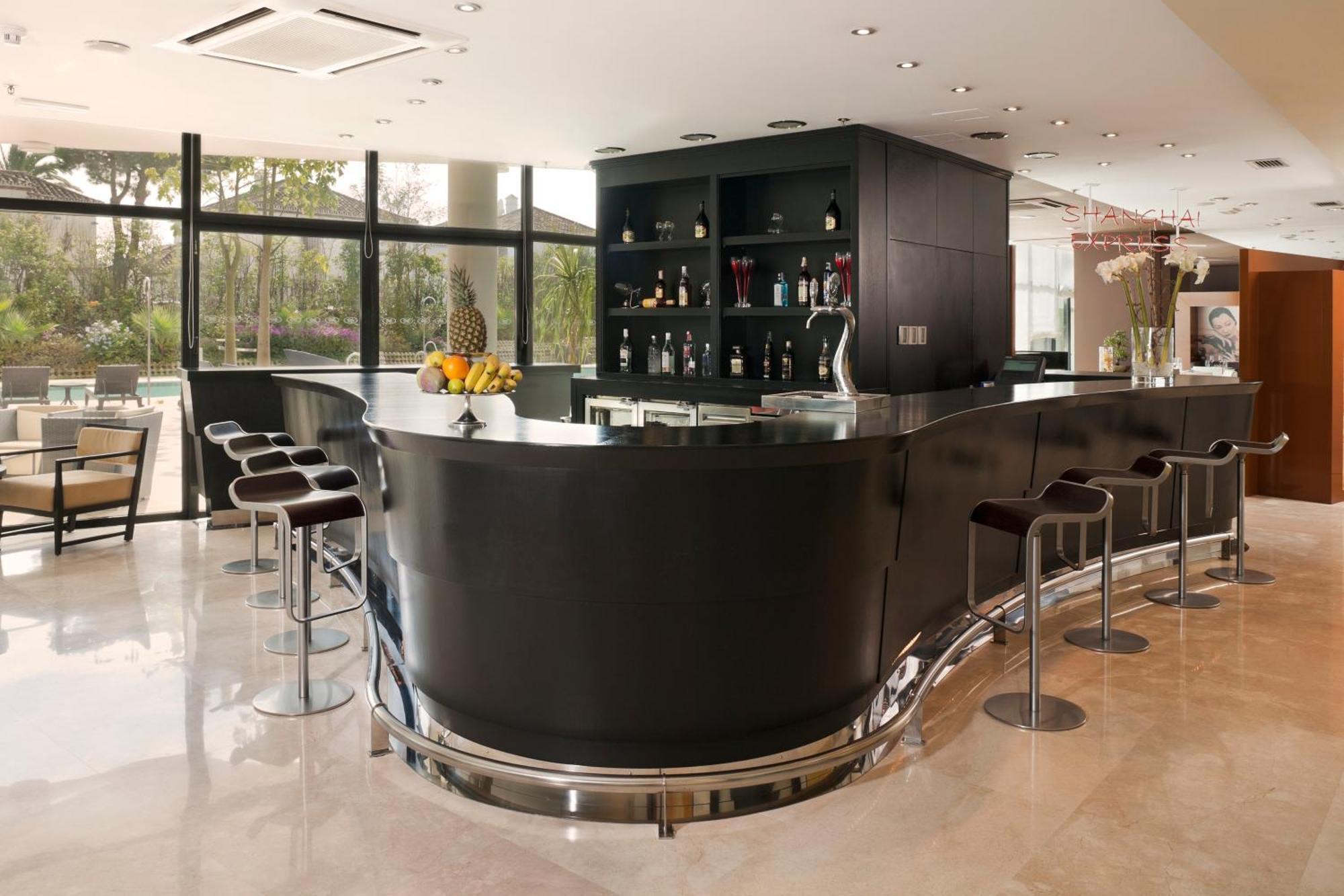 Отель Senator Banus (Adults Only) Эстепона Ресторан фото The bar at the hotel